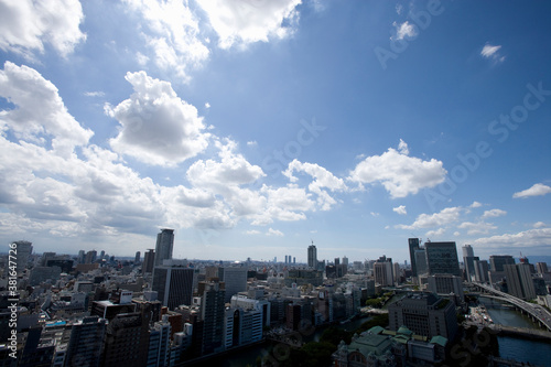 白い雲と大阪市内
