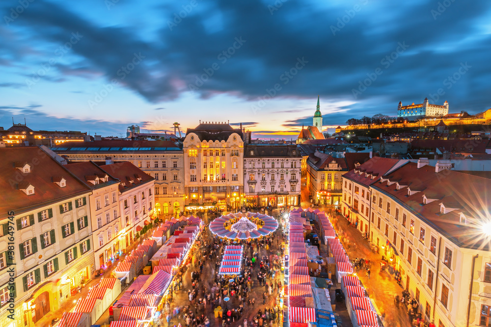Obraz na płótnie Main square and Christmas market in historical center of Bratislava city, Slovakia. w salonie