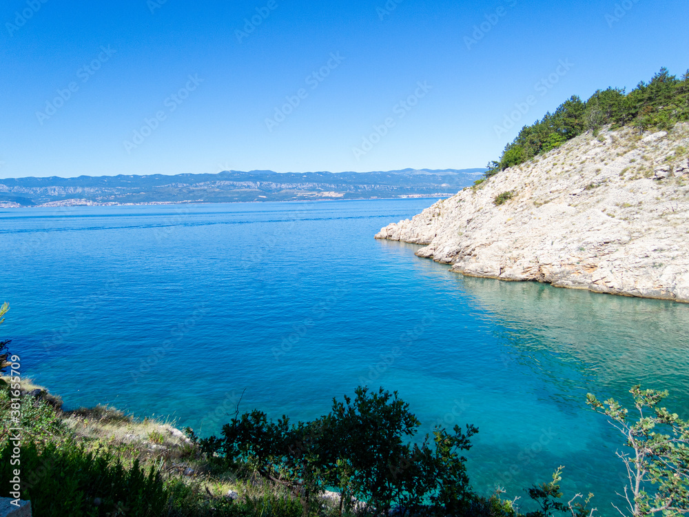 Krk in Kroatien mit Küste, Himmel und blauen Meer im Sommer