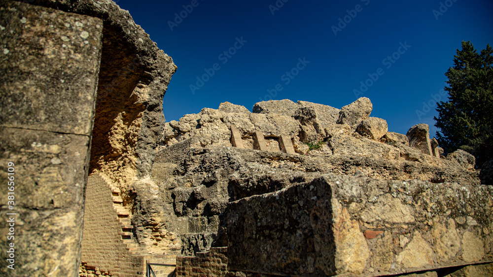Conjunto de ruinas de muros de entrada a coliseo de Itálica