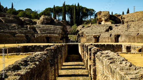 Vista de foso de Arena y gradas con acceso y arboles al fondo.