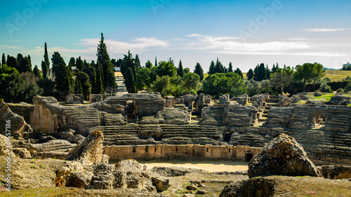 Arena y conjunto arqueológico de Itálica con arboles de fondo