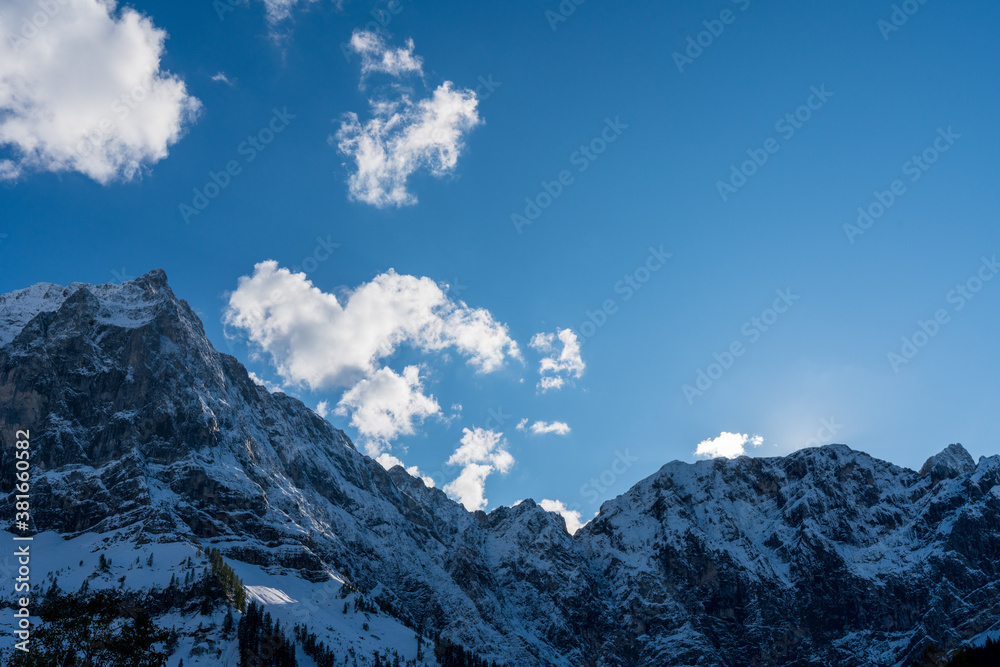 Karwendelgebirge vom Ahornboden bei ersten Schnee im September