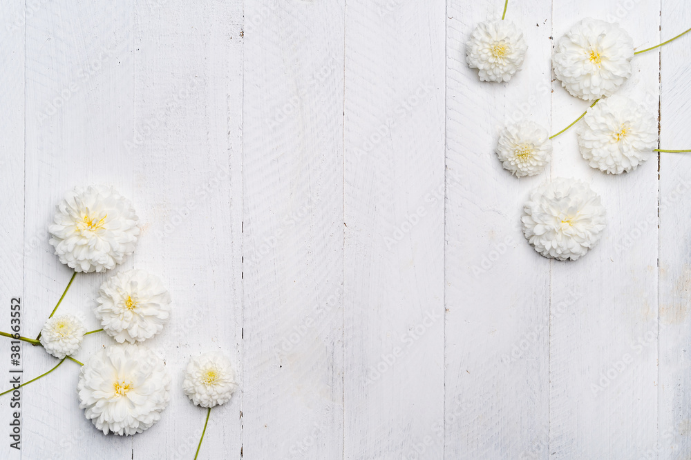 Obraz premium Notebooks and flowers-The book and white flowers on the white wooden table