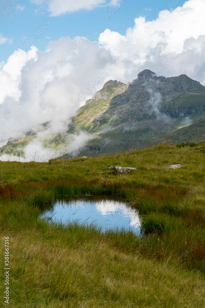 Kleiner Tümpel in der wilden Bergwelt