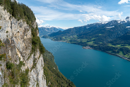 Felswand der Churfirsten hoch   ber dem fjord  hnlichen Walensee