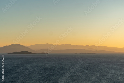 Panorama-Aussicht: Abendrot bei Sonnenuntergang am Meer