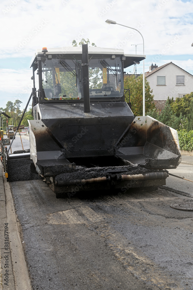 Fototapeta premium Asphaltfertiger wartet auf neuen Asphalt