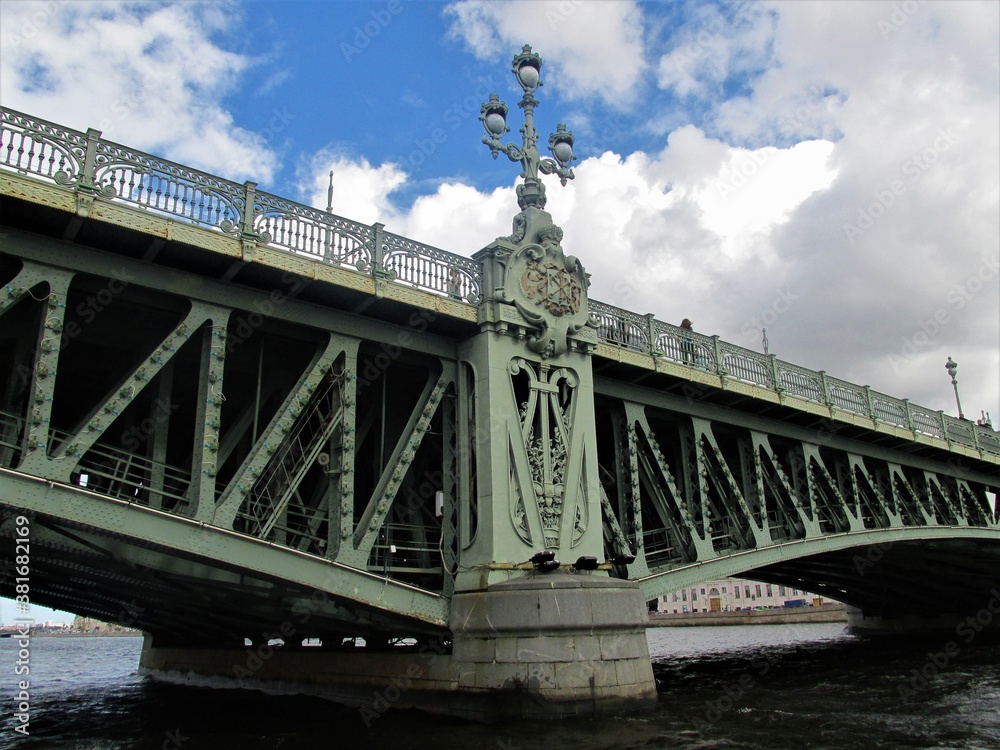 Naklejka premium bridge over the river thames