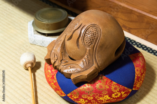 日本の仏間に置かれた木魚と木魚ばち