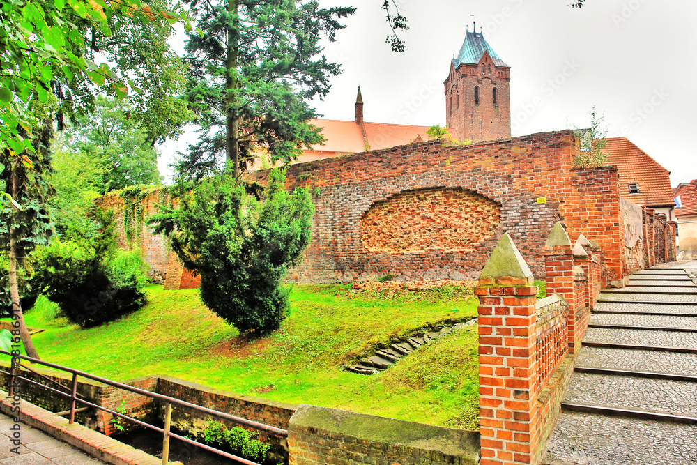 Obraz premium Byczyna - widok murów i wież obronnych, Polska