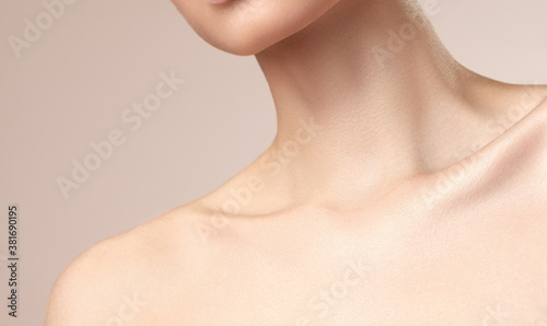 Photo Asian women's neck and collarbone on a nude background