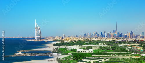 Obraz na płótnie Dubai city skyline and famous Jumeirah beach, Dubai, United Arab Emirates w salonie