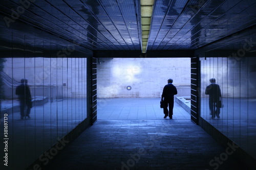 Persona en el tunel subterráneo
