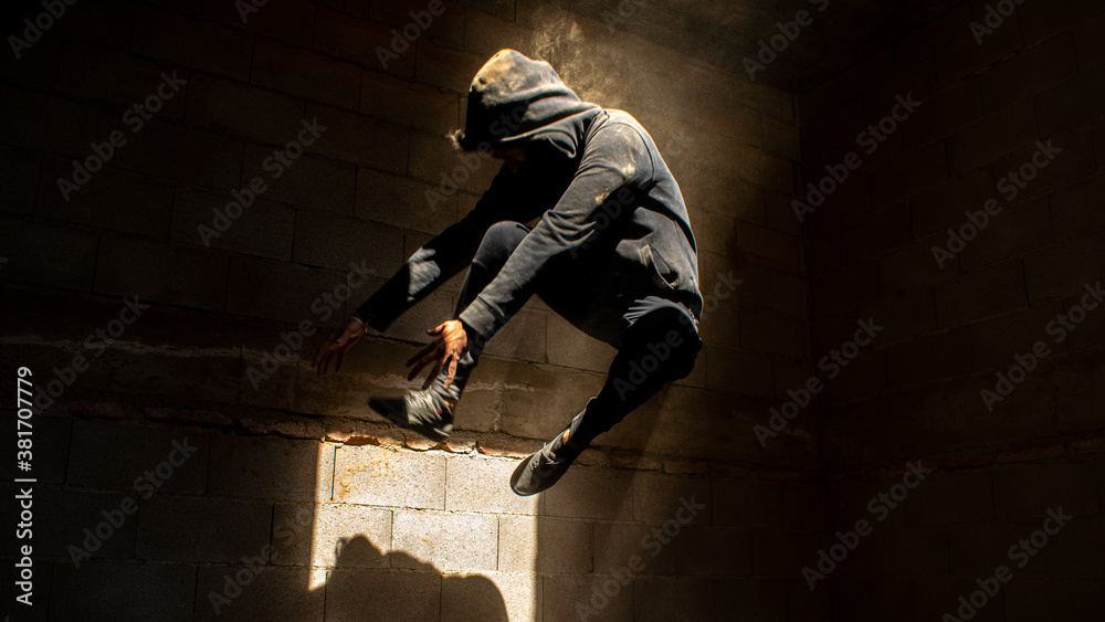 Obraz premium YOUNG MAN JUMPING ON DUST IN URBAN EXPLORATION URBEX