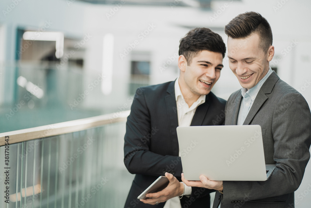 businessmen in business suits are looking in a laptop gray color Caucasian appearance short hairstyles. businessmen in business suits are looking in a laptop gray color Caucasian appearance short hairstyles.