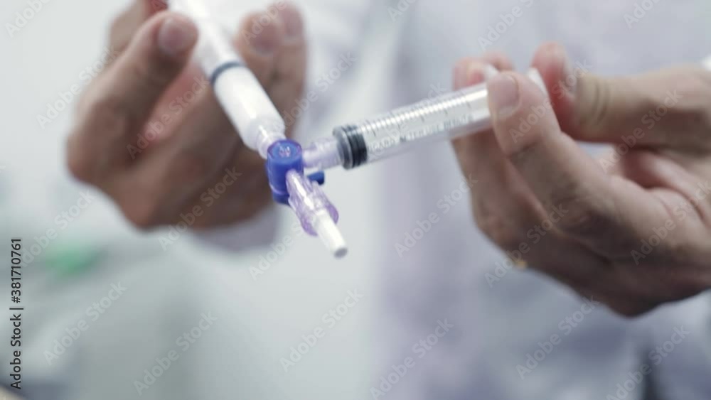 Syringe mixing medication for injection Syringe mixing medication for injection