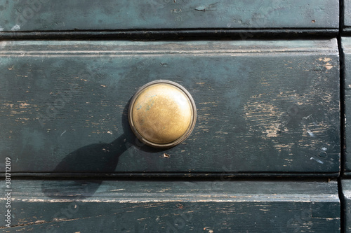 Bilde på lerret Classic retro brass door knob on green door vintage decoration retro interior st