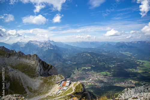 Bayerische Alpen, Blick über Mittenwald in Bayern