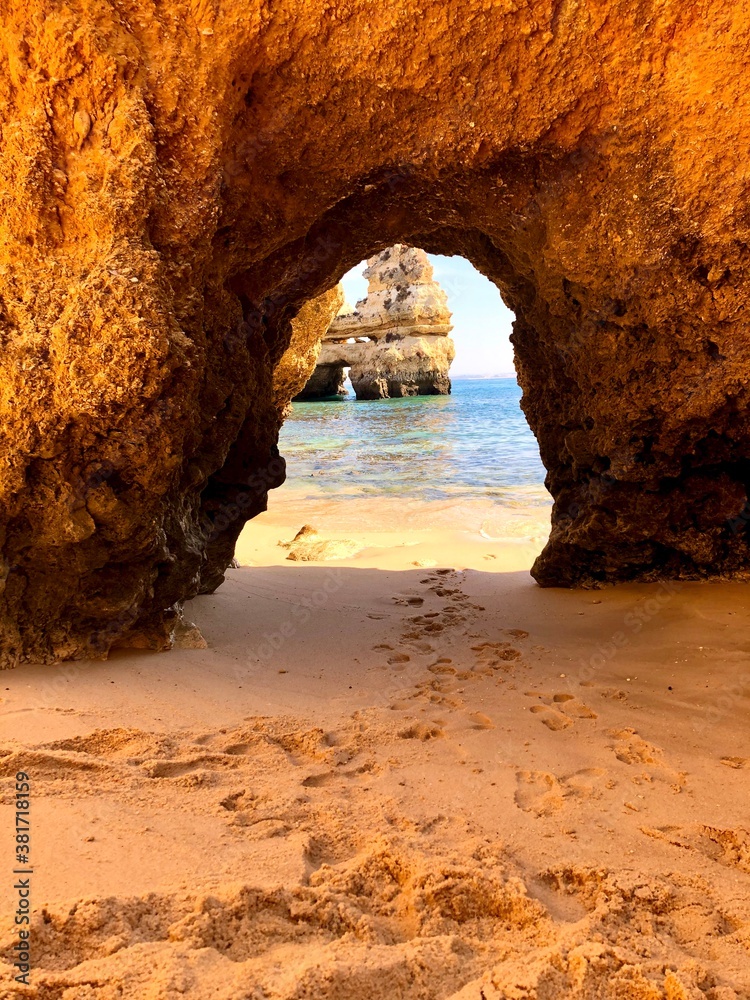 felswand mit Durchsicht zum Meer in Portugal