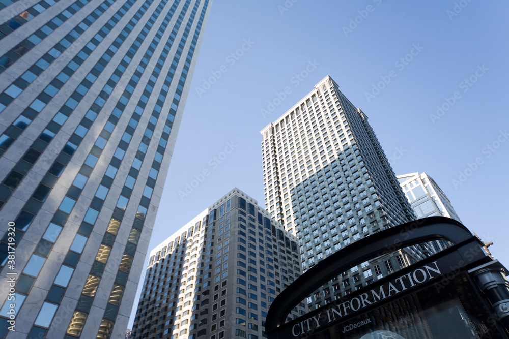 ビル群とバス停