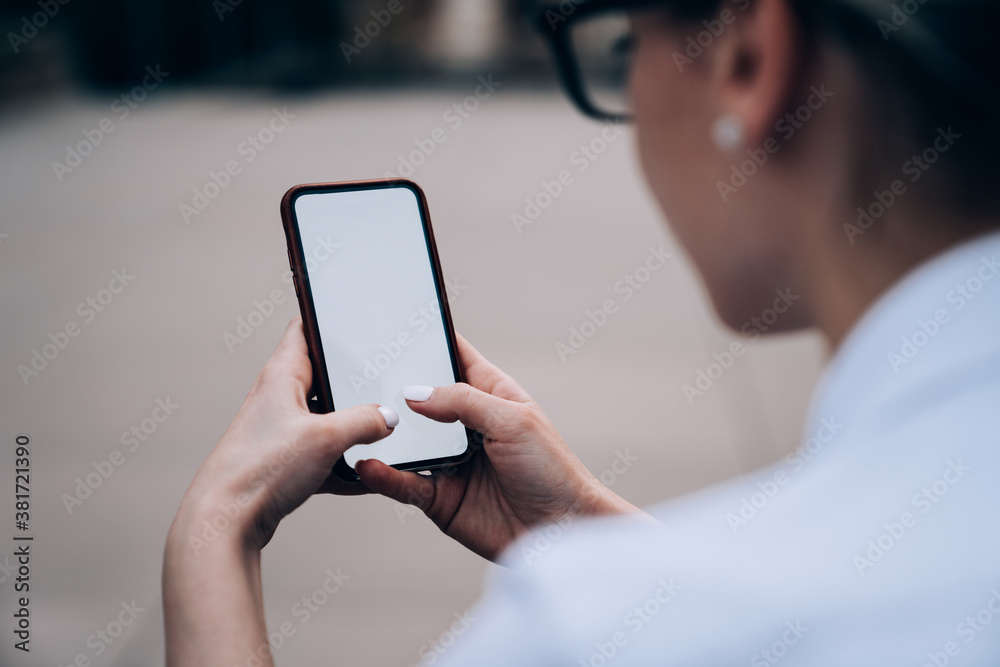 Crop female messaging via smartphone