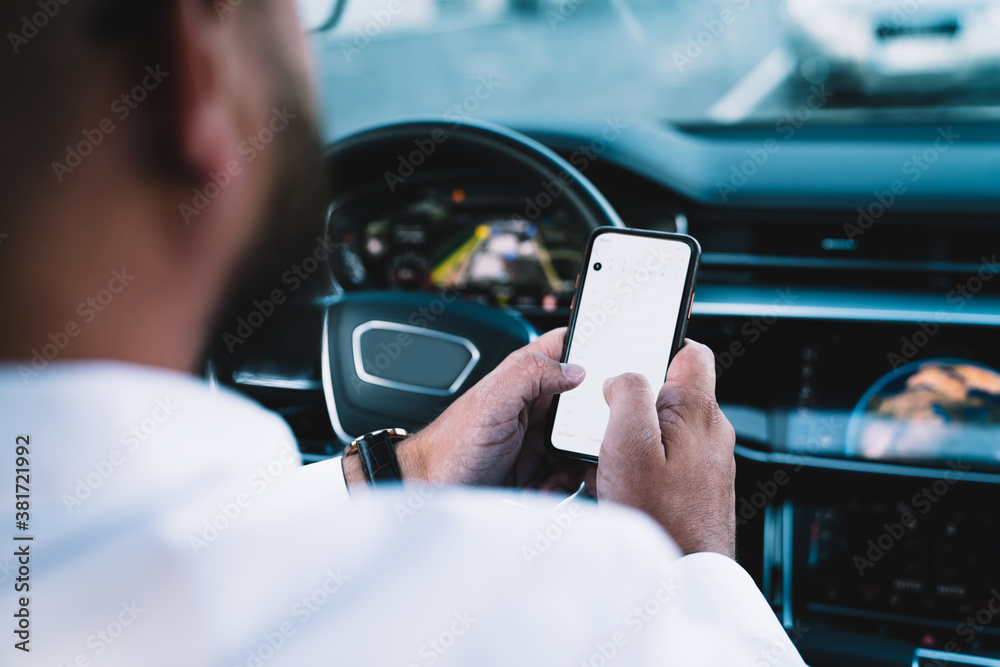 Naklejka premium Unrecognizable man texting message on smartphone