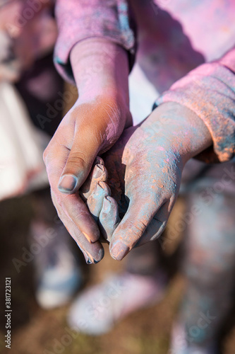 Color run powder hands