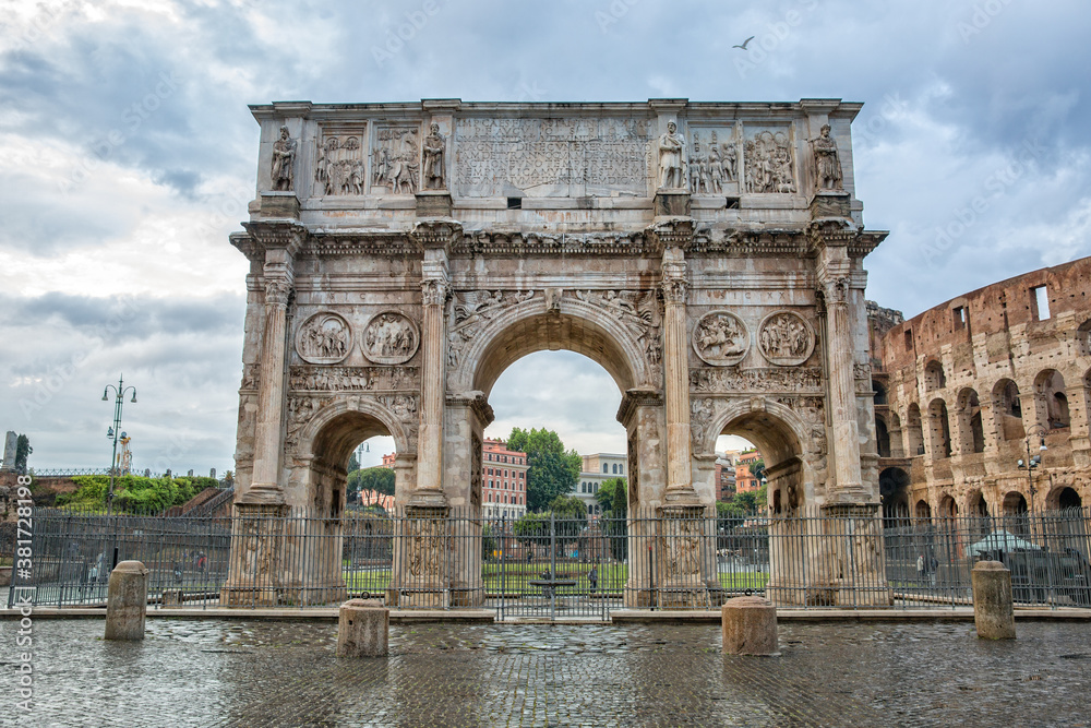 Obraz premium Arch of Constantine, (ad 312), one of three surviving ancient Roman triumphal arches in Rome. Arch of Constantine or Arco di Costantino or Triumphal arch in Rome, near Colosseum, Italy