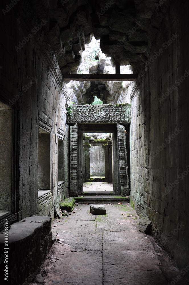 Obraz premium Hallways and columns in the ancient Khmer temples at the Angkor Wat complex, in Siem Reap, Cambodia