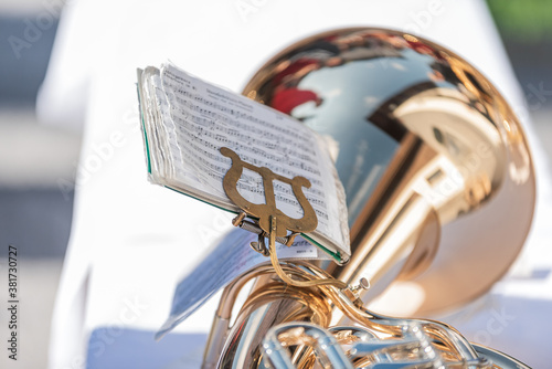 Tuba mit Notenheft im Sonnenlicht