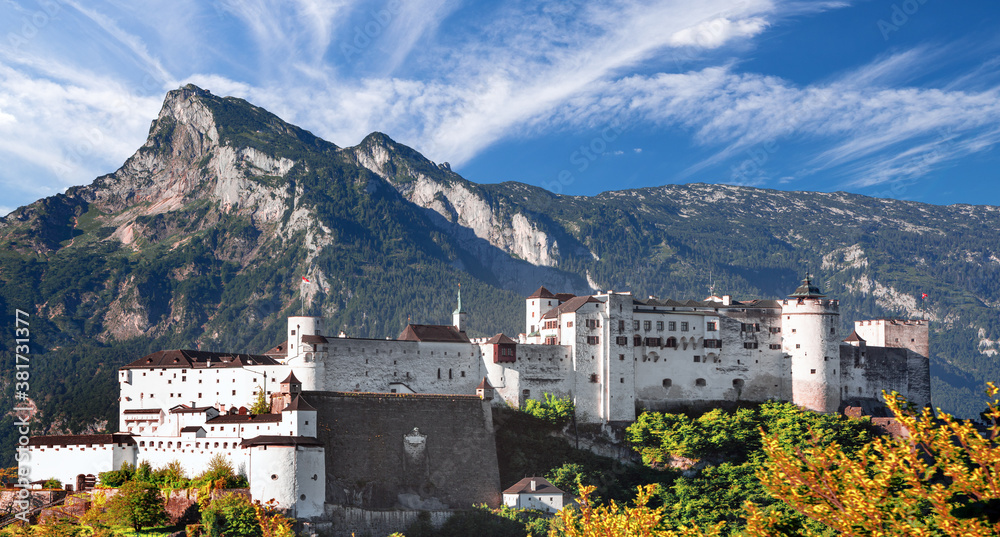 Obraz premium Salzburg city skyline with Festung Hohensalzburg herritage in the autumn, Salzburg, Austria