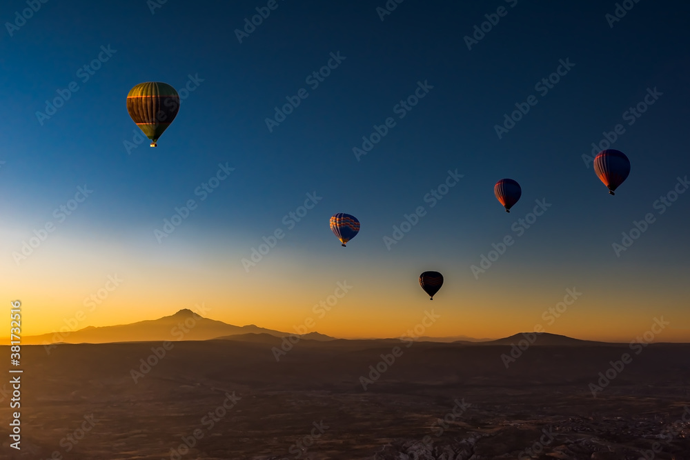 Obraz premium Hot air balloons at sunrise in Goreme National Park, Cappadocia, Turkey.