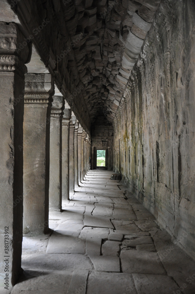 Obraz premium Hallways and columns in the ancient Khmer temples at the Angkor Wat complex, in Siem Reap, Cambodia