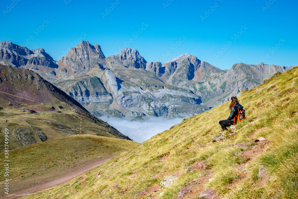 Joven descansando y disfrutando del paisaje pirenaico. 
Young woman resting and enjoying the Pyrenean landscape.
