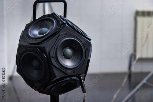 Fuente de Ruido Omnidireccional para ensayos acústicos en edificación  