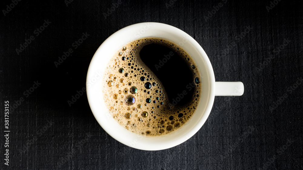 Xícara de café expresso sobre o tampo de madeira preta - Foto ao topo e perfil - obrazy, fototapety, plakaty 