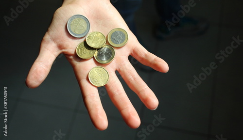 Monete in euro nelle mani di un ragazzo photo