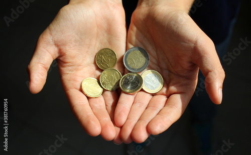 Monete in euro nelle mani di un ragazzo