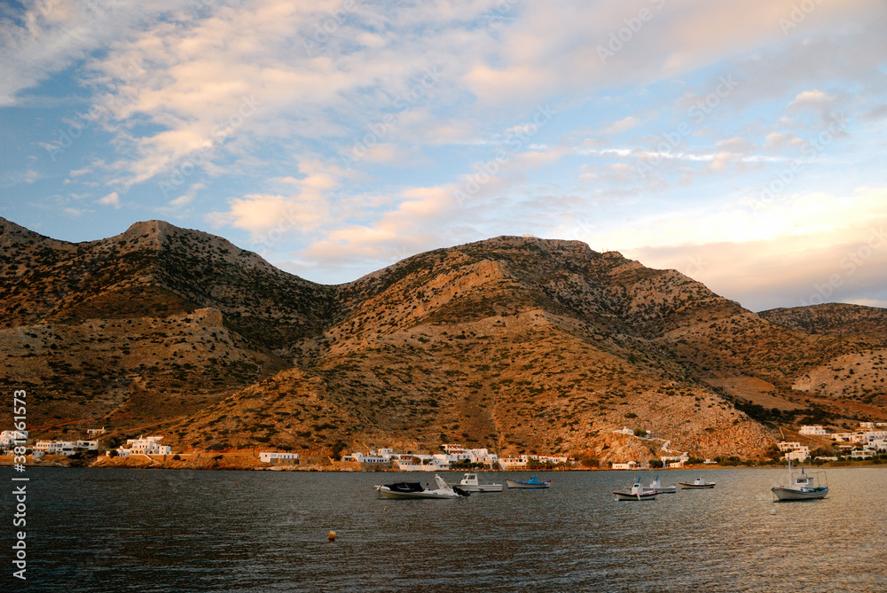 Górzysty krajobraz greckiej wyspy Sifnos - obrazy, fototapety, plakaty 
