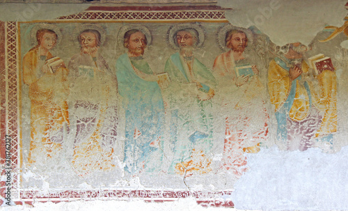 sei Apostoli; affresco esterno della chiesetta di San Giacomo a Grissiano (Alto Adige)