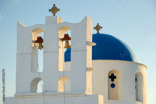 Dzwony i niebieska kopuła kościoła na greckiej wyspie Sifnos