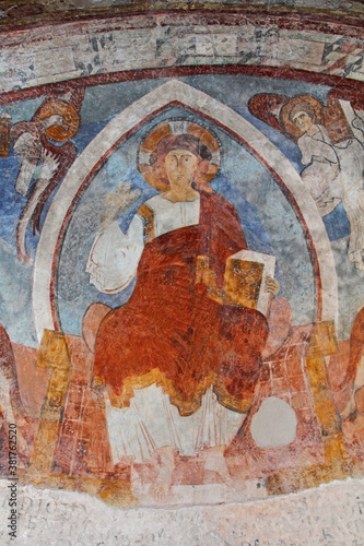 Cristo in trono; affresco del catino absidale della chiesetta di San Giacomo a Grissiano (Alto Adige)