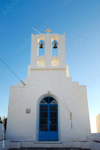 Kościół o białych ścianach na greckiej wyspie Sifnos w pogodny dzień