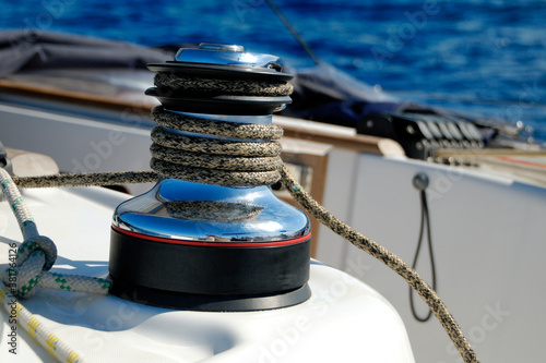 Kabestan na łodzi żaglowej owinięty liną.