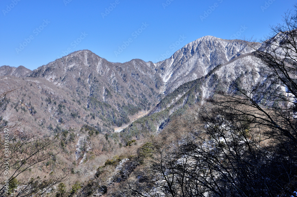 丹沢 冬の丹沢主稜と丹沢主脈 鍋割山から臼ヶ岳と蛭ヶ岳を眺める