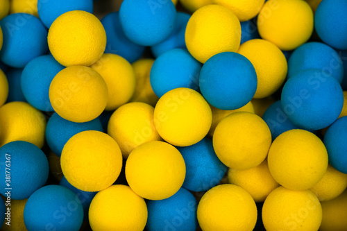 Set of yellow and blue plastic balls © Fabián Montaño