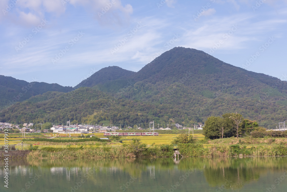 Obraz premium 千股池から見る二上山 