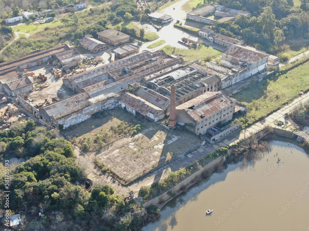 Vista aérea de una fábrica de 1865 y el muelle sobre un río.