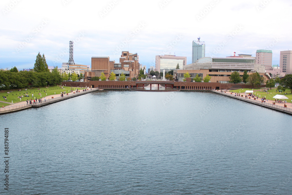 富山県の自然豊かな運河環水公園の風景